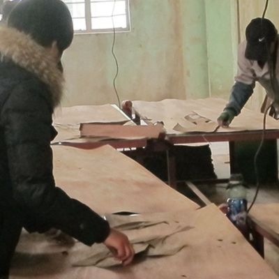 Υψηλής ποιότητας κατασκευασμένο με ειδικό τρόπο ξύλινο φινέρι, υφή πλέγματος, επιμήκυνση μεγέθους για διακόσμηση ξενοδοχείων