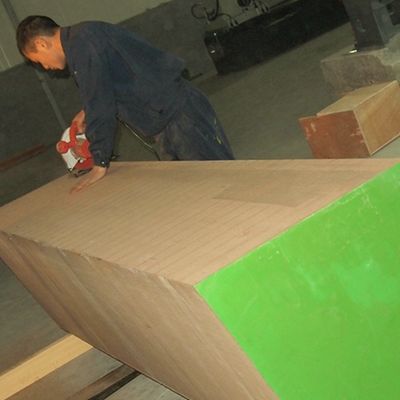 Προσαρμοσμένο Recon Elm Wood Veneer Straight Cut και Crown Cut για το πρόσωπο του ντουλαπιού 2500 * 640 mm