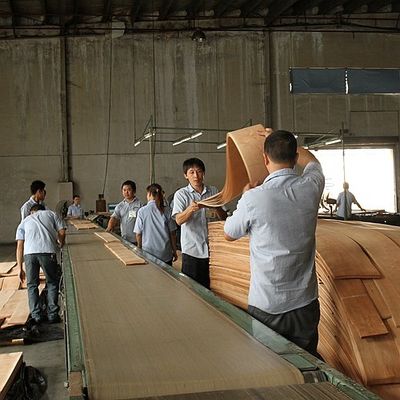 Teak βαθμού Αντιαεροπορικού Πυροβολικού ξύλινο καπλαμάδων ευθύ σιτάρι γραμμών αντίθεσης μαύρο για το φανταχτερό κοντραπλακέ