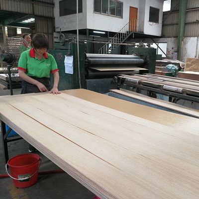 Καπνισμένες έπιπλα MDF τετάρτων καπλαμάδων Sapele φυσικές ξύλινες εδρευμένες σιτάρι επιτροπές ISO