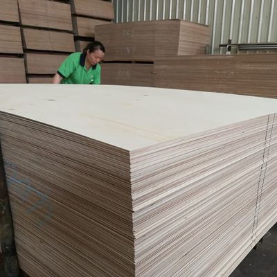 Κόκκινη βελανιδιά φανταχτερή Mdf Crown Grain Wood Veneer Slip Match έπιπλα υλικό εξατομικευμένο Χωρίς χρώμα