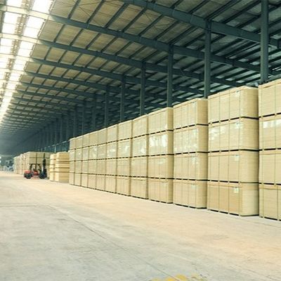 Οριζόντια πλακέτα OSB2 Τρία στρώματα με ακτινοβολούμενο πεύκο 2745mm μήκος για φορτωτικό πάνελ